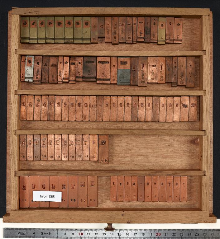 Tiroir de matrices : lettres et signes à gravure spéciale, vignettes matrices pour numéroteurs sur divers corps