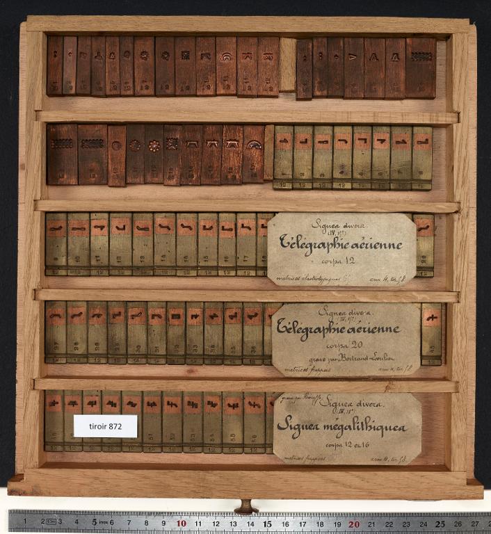 Tiroir de matrices : signes divers télégraphie aérienne corps 12 - corps 16 et signes mégalithiques corps 12 - corps 16