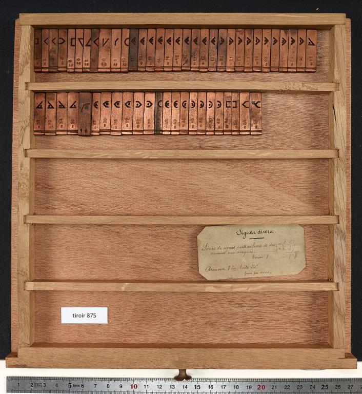 Tiroir de matrices : signe particuliers corps 8