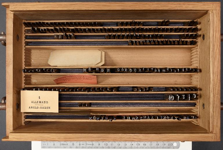 Poinçons typographiques : allemand corps 10