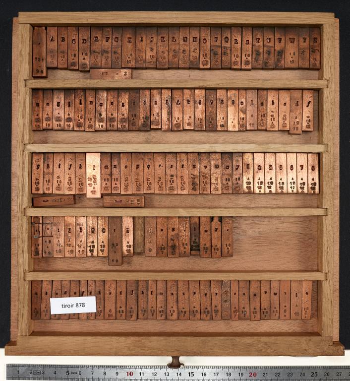 Tiroir de matrices : signes divers lettres pour l'algèbre et l'arithmétique
