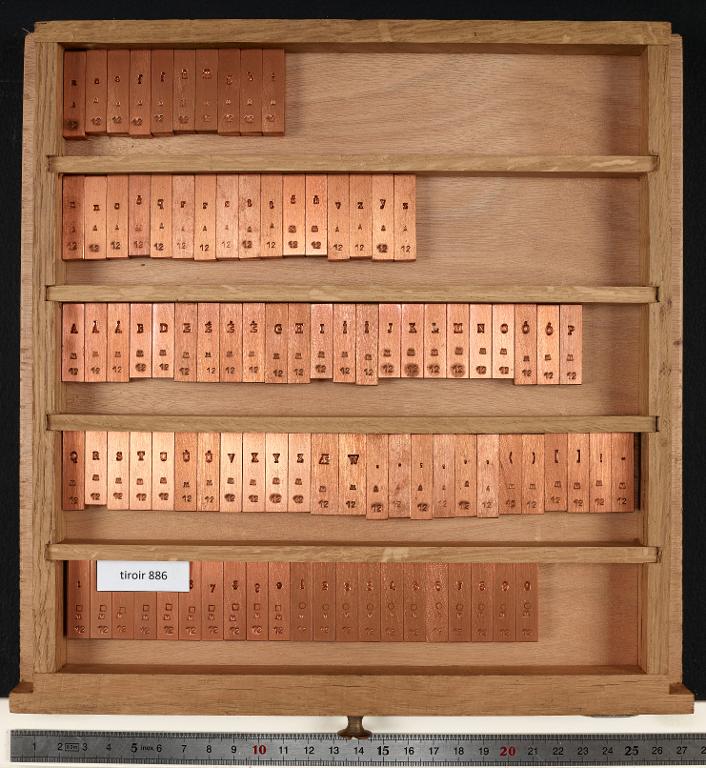 Tiroir de matrices : Marcellin-Legrand nouvelle gravure ex corps 12 , romain