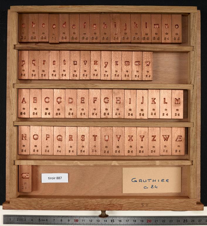 Tiroir de matrices : Gauthier corps 20 , romain