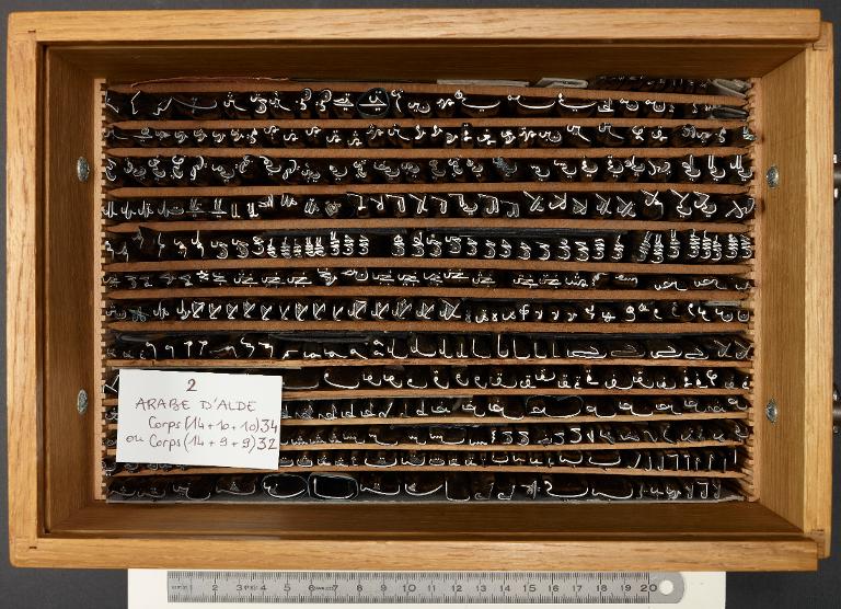 Boîte de poinçons typographiques : arabe d'Alde corps 32 ou 34