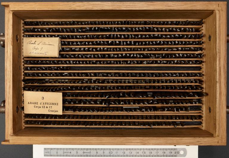 Boîte de poinçons typographiques : arabe d'Avicenne