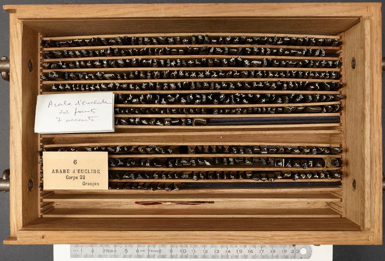 Boîte de poinçons typographiques : arabe d'Euclide corps 22