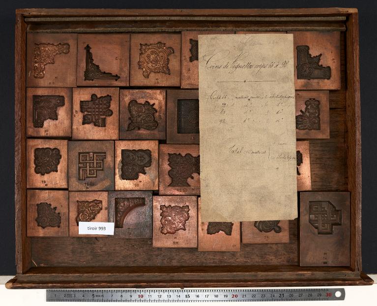 Tiroir de matrices : coin de vignettes sur divers corps