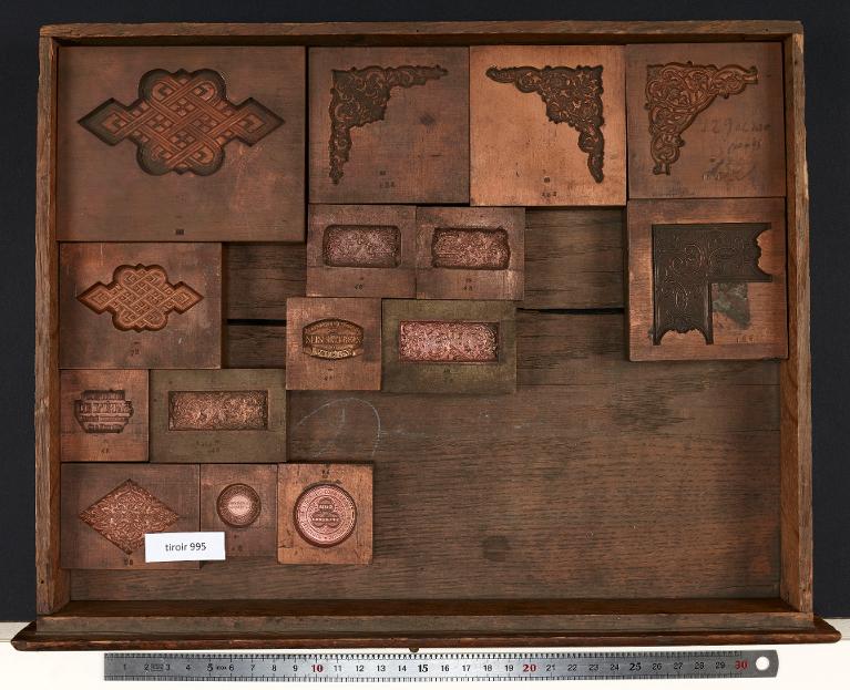 Tiroir de matrices : coins de vignettes sur divers corps