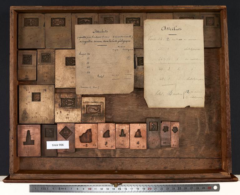 Tiroir de matrices : attributs, vignettes, coins pout bordures d'encadrement sur divers corps