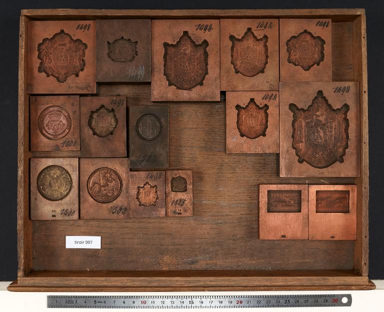 Tiroir de matrices : coins de vignettes sur divers corps