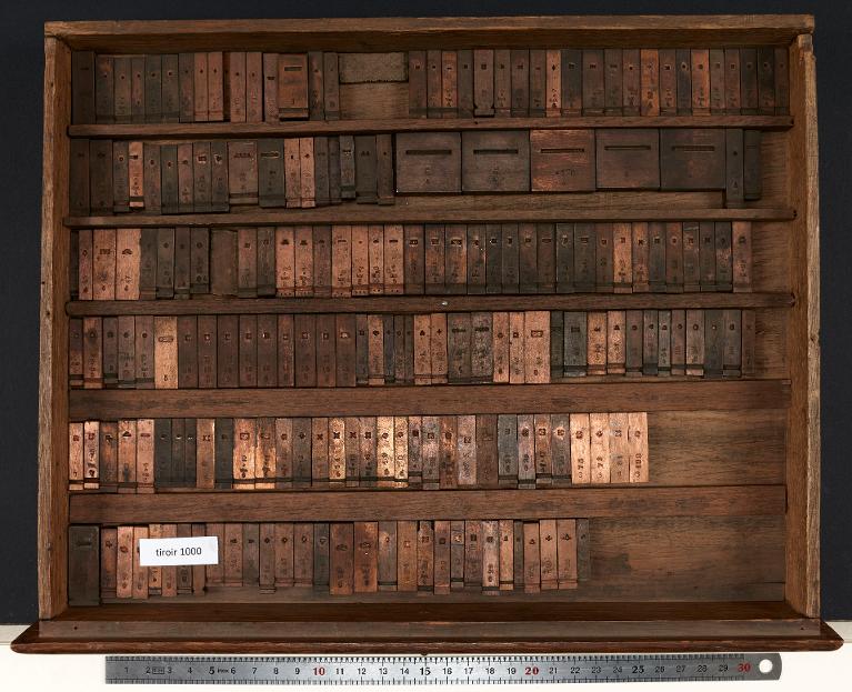 Tiroir de matrices : vignettes anciennes et bordures sur divers corps