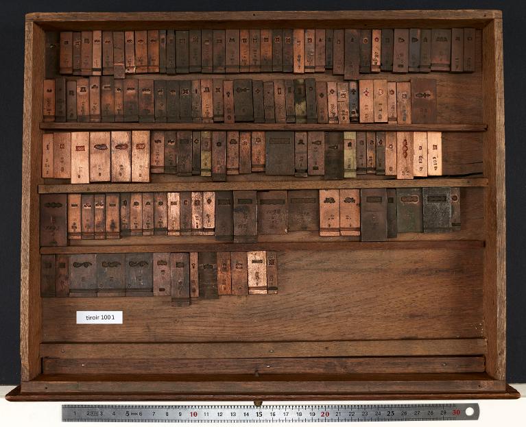 Tiroir de matrices : vignettes anciennes et bordures sur divers corps