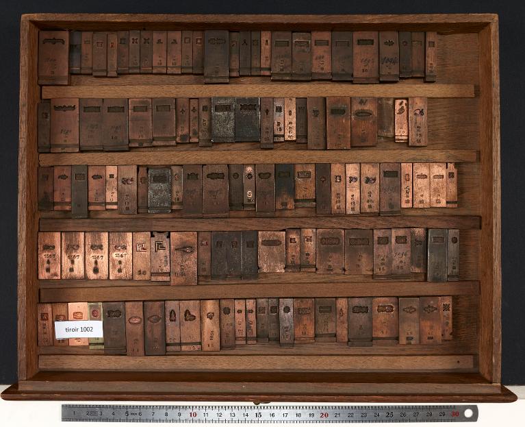 Tiroir de matrices : vignettes anciennes et bordures sur divers corps