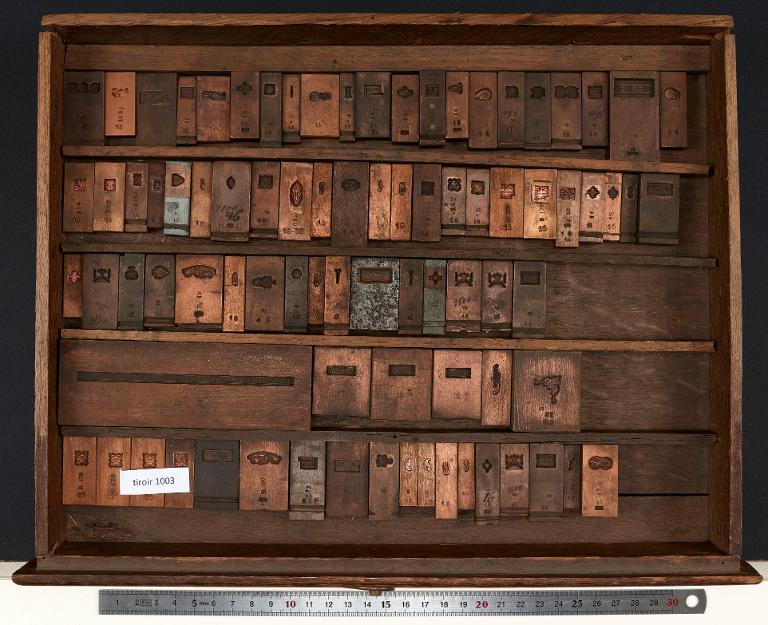 Tiroir de matrices : vignettes anciennes et bordures sur divers corps