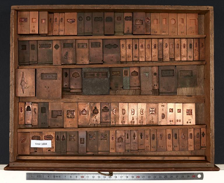 Tiroir de matrices : vignettes anciennes et bordures sur divers corps