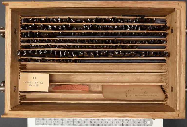 Boîte de poinçons typographiques : arabe moyen corps 29