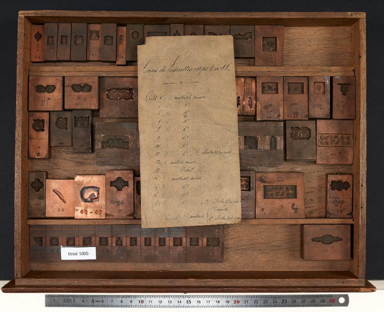 Tiroir de matrices : vignettes anciennes et bordures sur divers corps