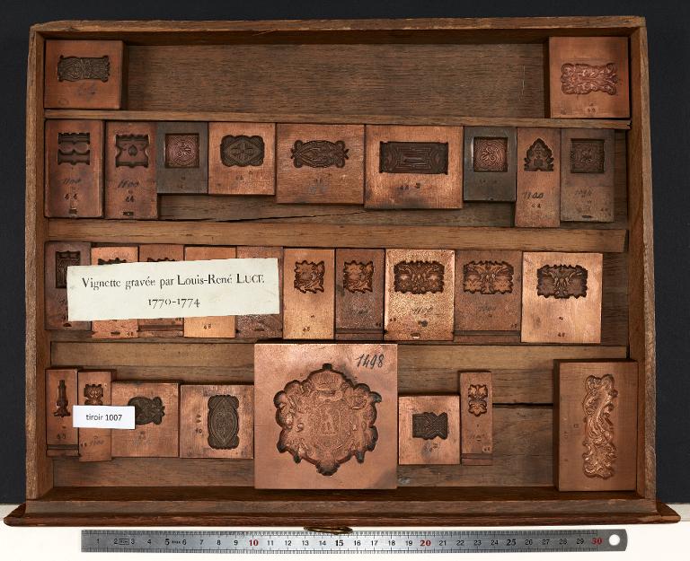 Tiroir de matrices : vignettes anciennes et bordures sur divers corps