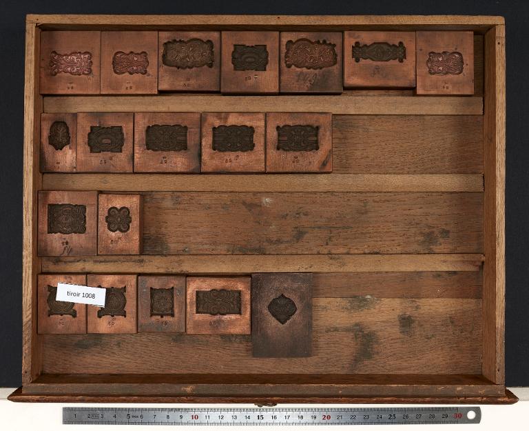 Tiroir de matrices : vignettes anciennes et bordures numérotées sur divers corps