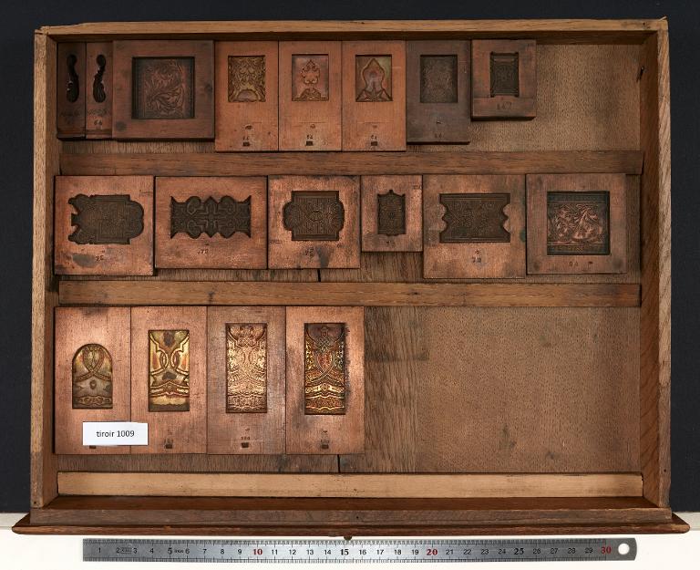 Tiroir de matrices : vignettes anciennes et bordures numérotées sur divers corps