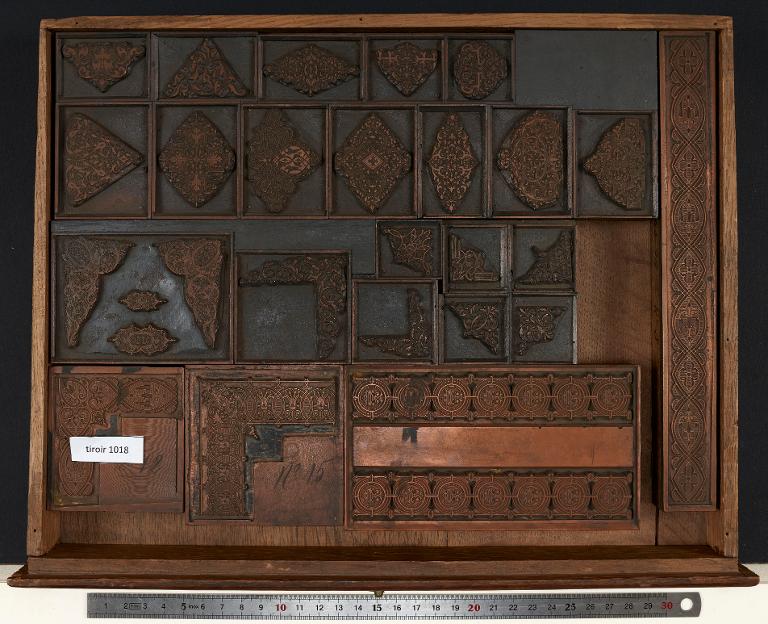 Tiroir de matrices : coin, bordure et cul de lampe