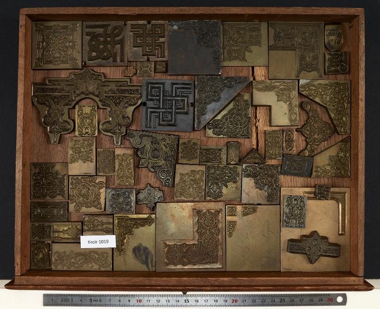 Tiroir de matrices : coin, bordure et cul de lampe sur divers corps