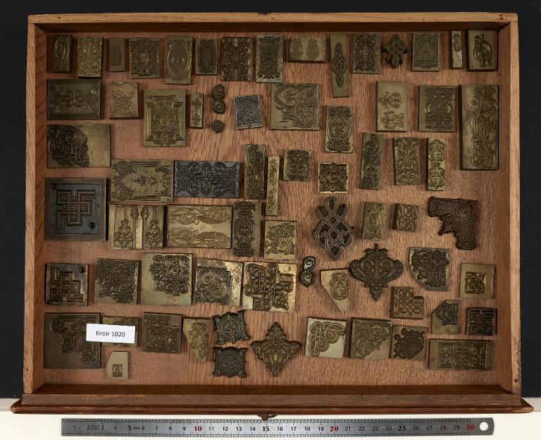 Tiroir de matrices : coin, bordure et cul de lampe sur divers corps