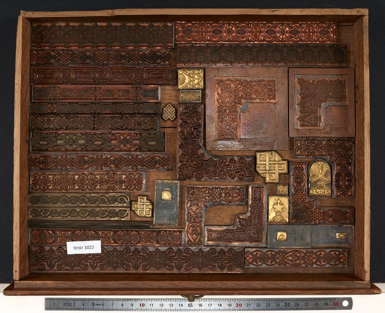 Tiroir de matrices : coin, bordure
