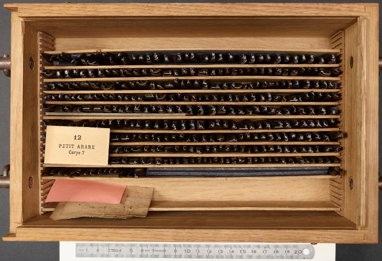 Boîte de poinçons typographiques : petit arabe corps 7