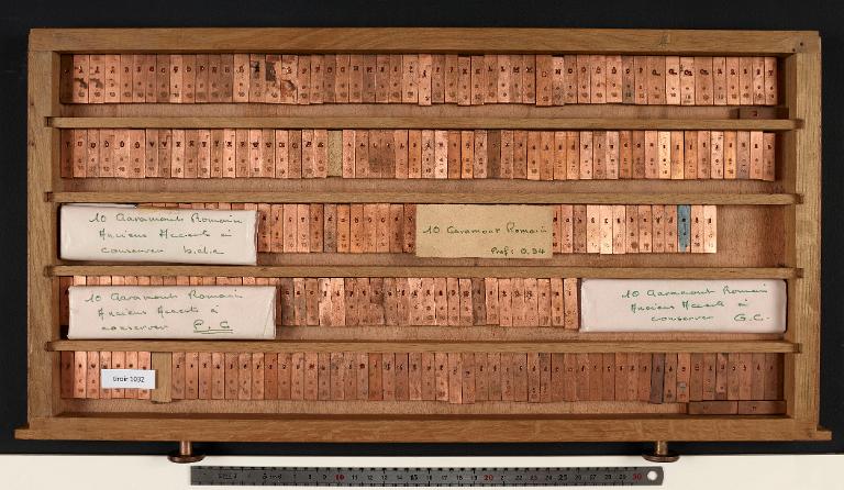 Tiroir de matrices : Garamont corps 10 , romain