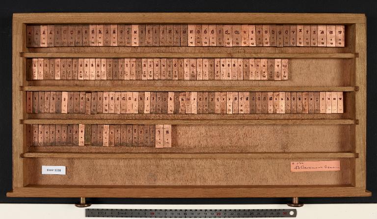 Tiroir de matrices : Garamont corps 13 , romain