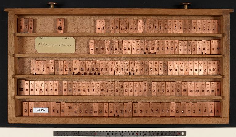 Tiroir de matrices : Garamont corps 18 , romain