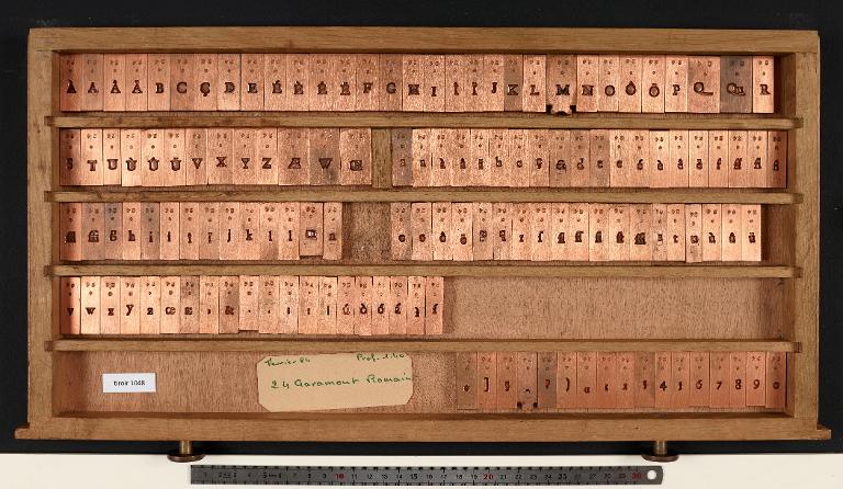 Tiroir de matrices : Garamont corps 24 , romain