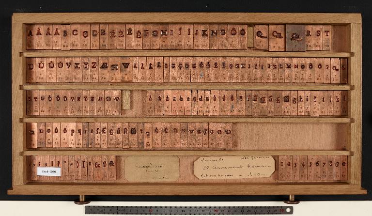 Tiroir de matrices : Garamont corps 28 , romain