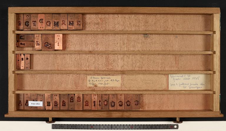 Tiroir de matrices : Garamont corps 36 , romain