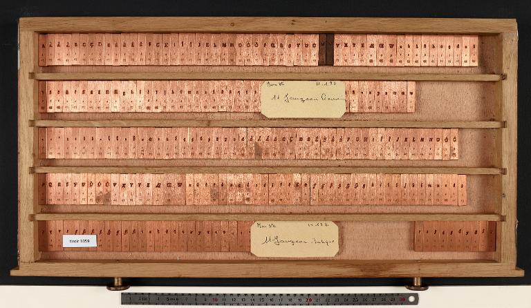 Matrices : Jaugeon corps 11 , romain