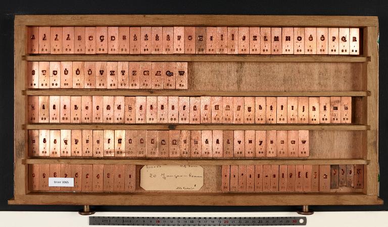 Tiroir de matrices : Jaugeon corps 20 , romain