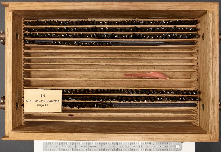Boîte de poinçons typographiques : arabe de la propagande corps 13