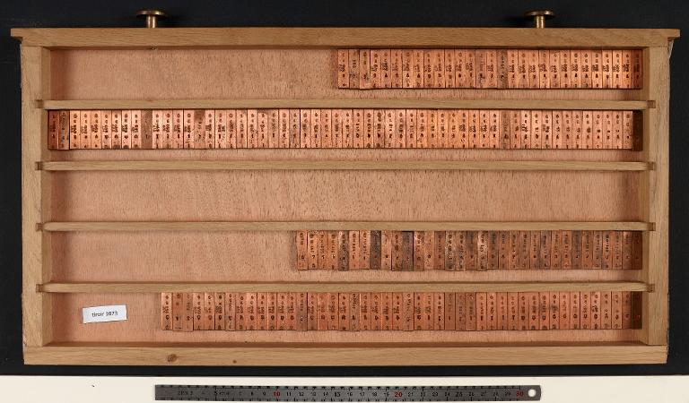 Tiroir de matrices : bodoni corps 9 , romain