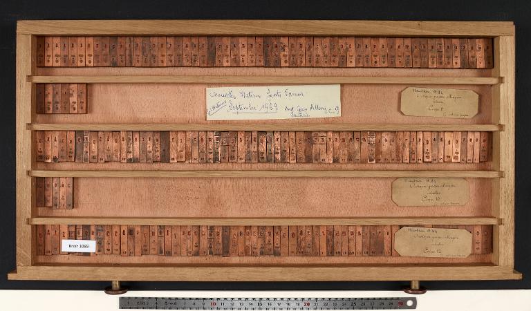 Matrices : antique grasse allongée corps 9 , initiale