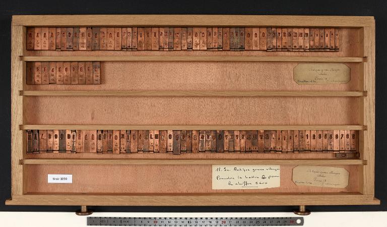 Tiroir de matrices : antique grasse allongée corps 14 , initiale