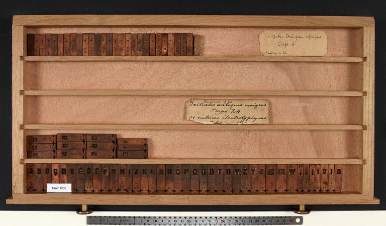 Matrices : antique maigre corps 4 , initiale