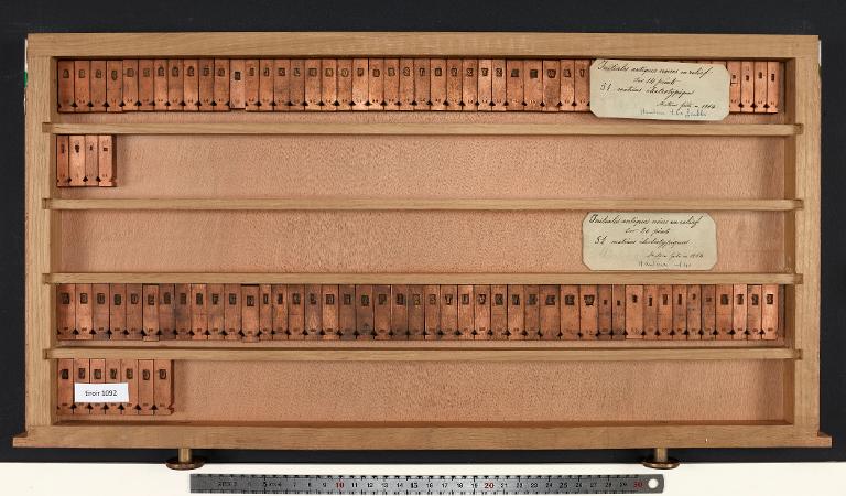Matrices : antique noire corps 14 , initiale