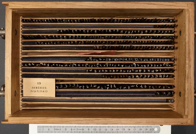 Poinçons typographiques : arménien romain ancienne gravure corps 13