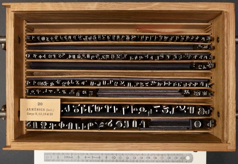 Poinçons typographiques : arménien corps 16, initiales