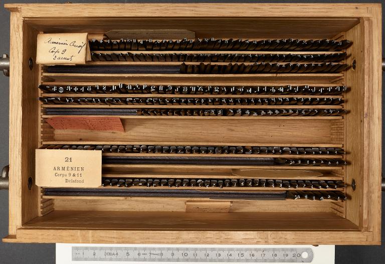 Boîte de poinçons typographiques : arménien romain nouvelle gravure et arménien cursif