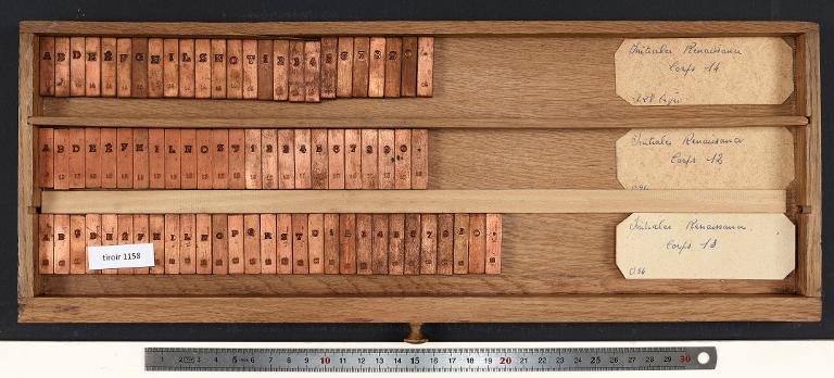 Tiroir de matrices : initiales Renaissance corps 12, corps 13, et corps 14