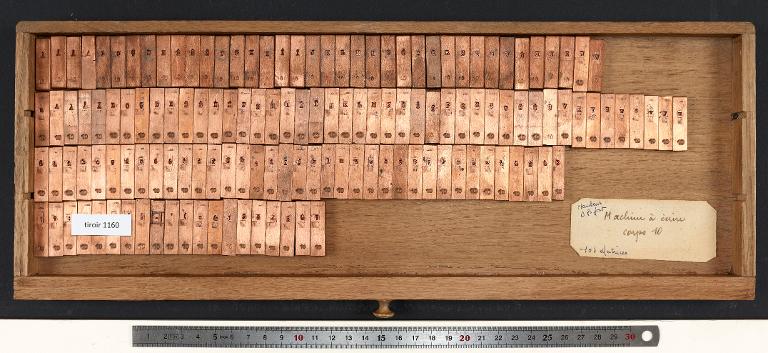 Tiroir de matrices : machine à écrire corps 10