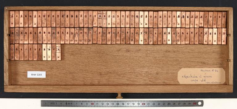 Tiroir de matrices : machine à écrire corps 12