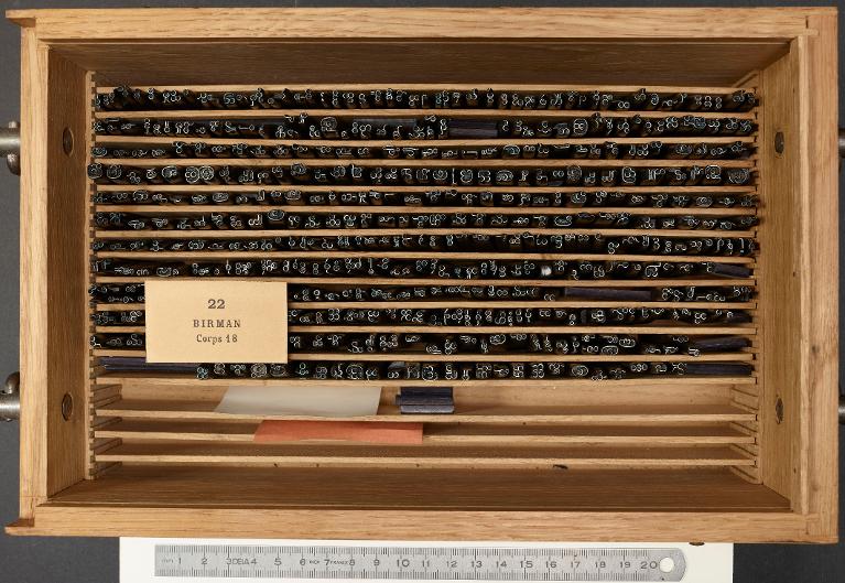 Boîte de poinçons typographiques : birman corps 18